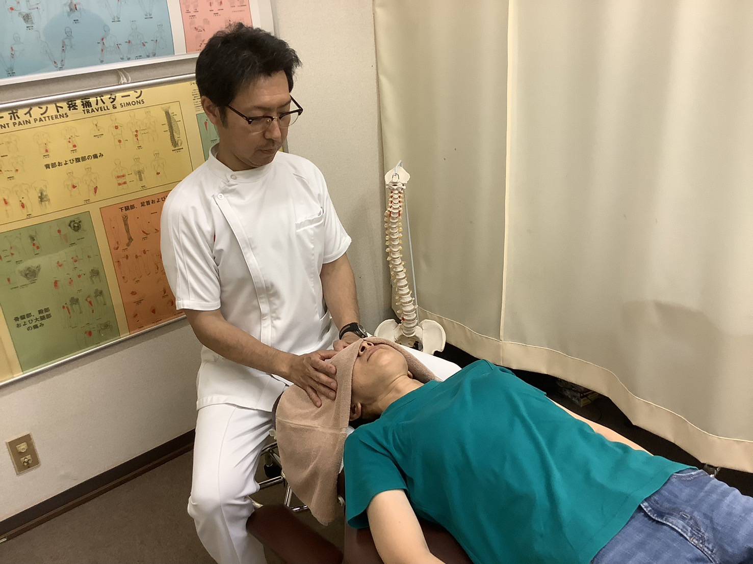 頭蓋骨矯正をする整体師